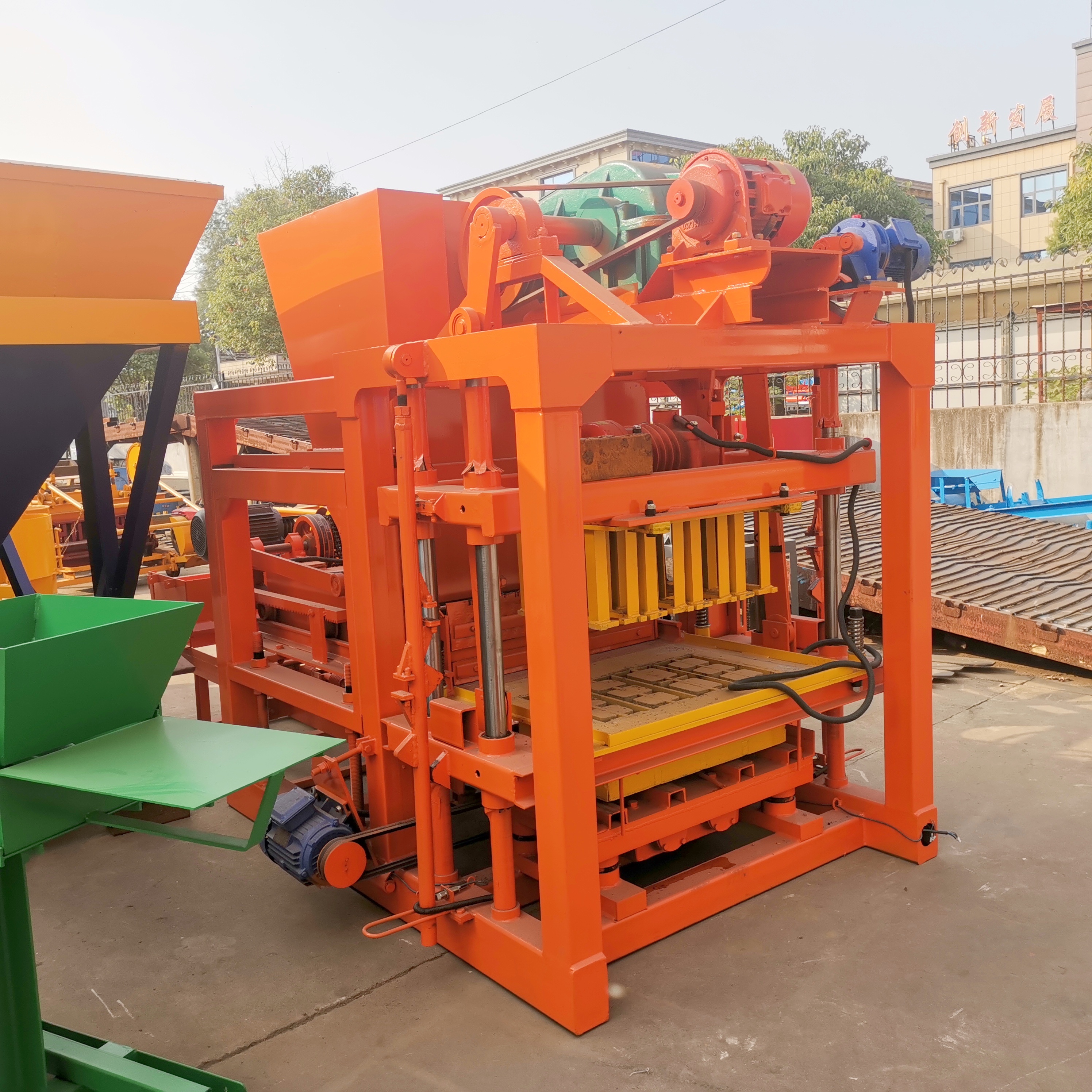 QT4-28 Betonsteinmaschine