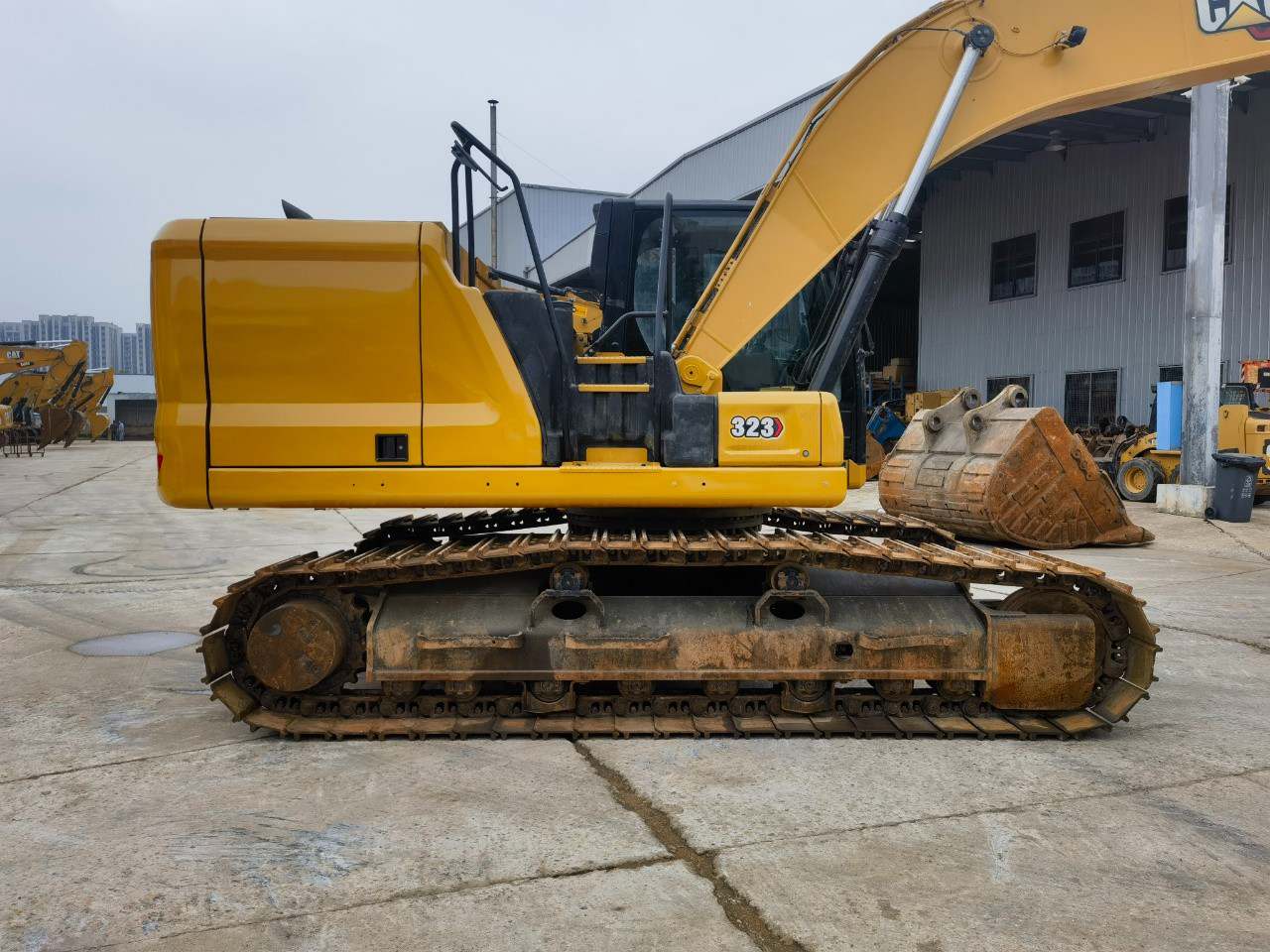 CAT323