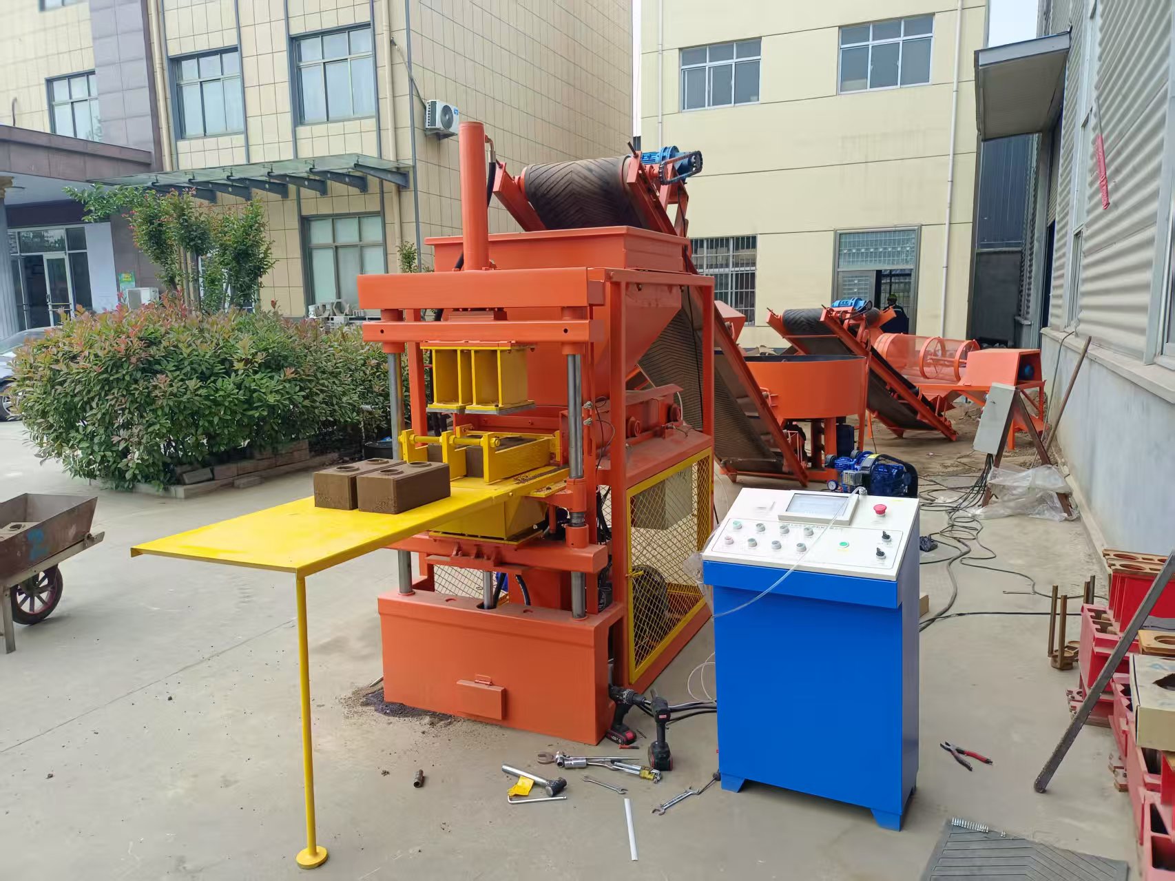 AL2-10 Ziegelmaschine